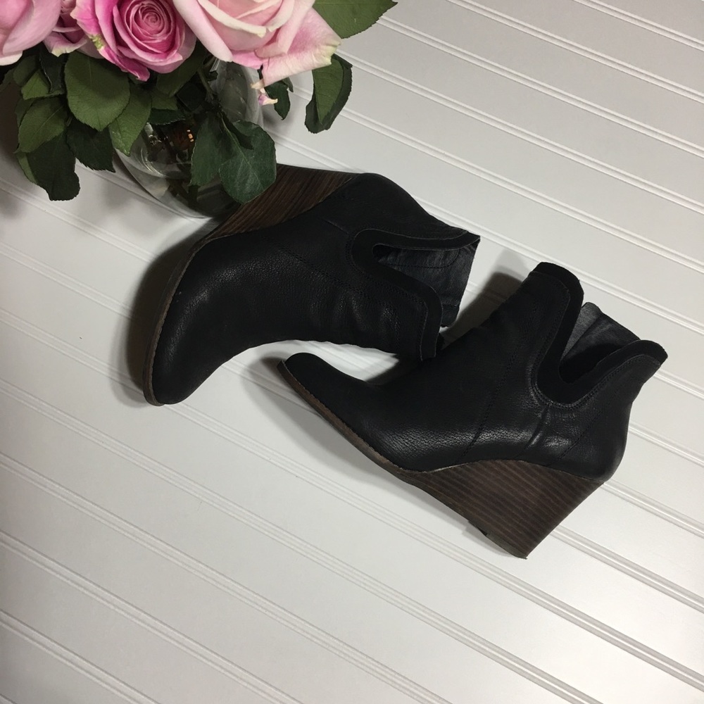 Lucky brand 9 1/2 black book